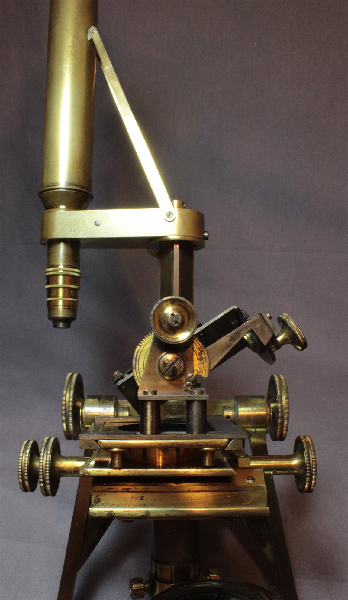 Goniometer on microscope